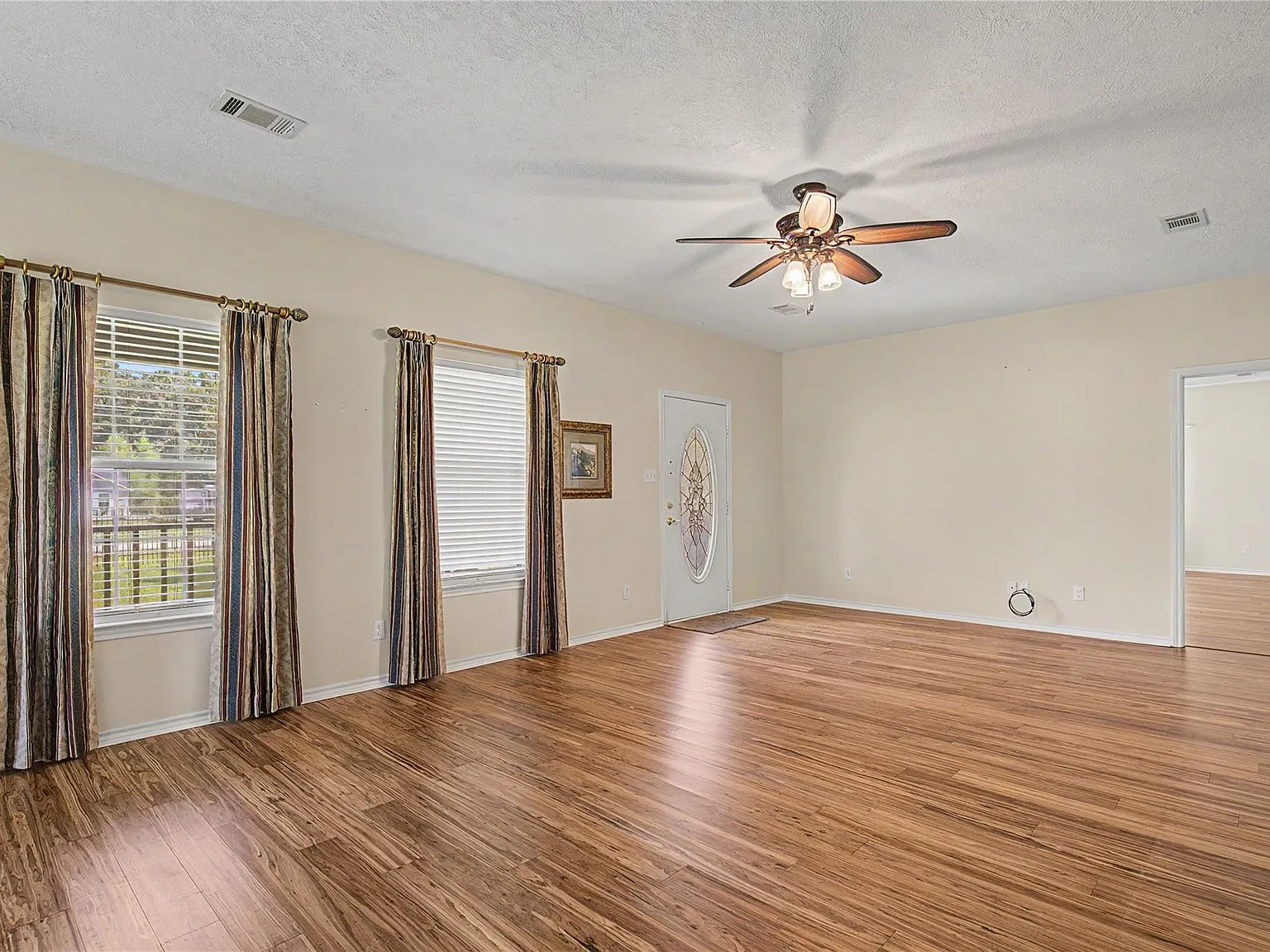 4 bed, 2.0 bath, 2449 sqft, $2,800 — Photo 4