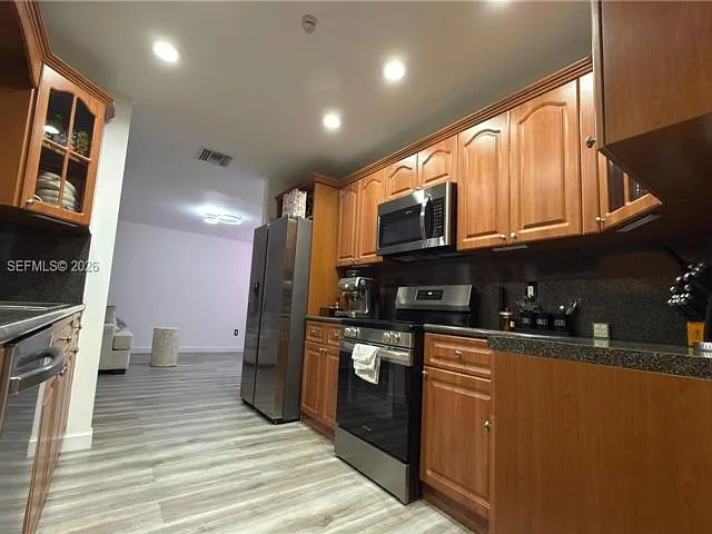 1001 SW 98th Ave — Photo 3