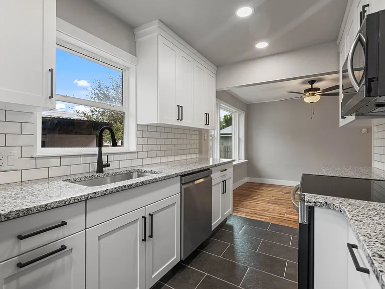 B345AG — Photo 26