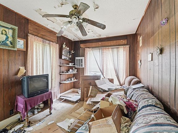 4th image of 207 W Jackson St