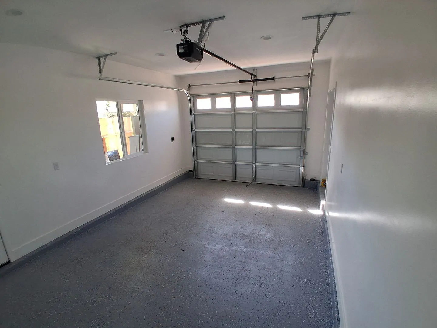 Large 1 bedroom with Garage — Photo 2