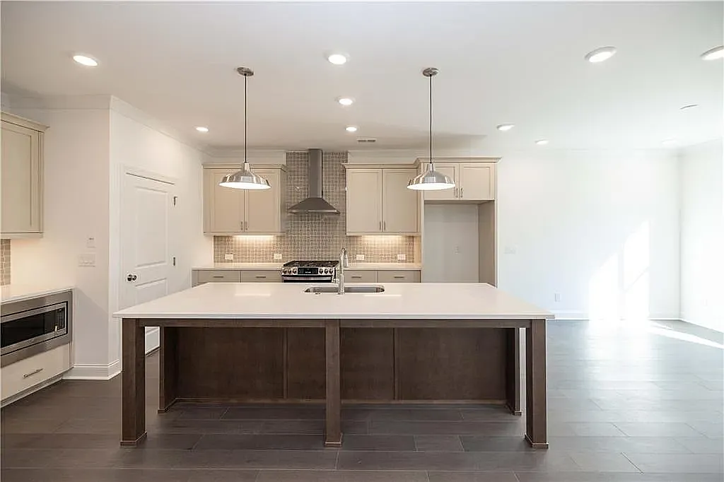 3 bed, 2.5 bath, 2010 sqft, $2,900 — Photo 3