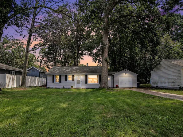 384 N 6th Ave, Fruitport, MI 49415