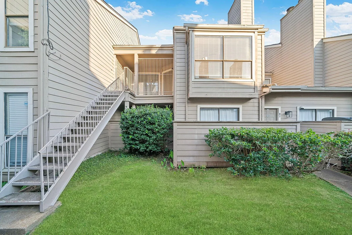 Building Photo - 6701 Sands Point Dr #82