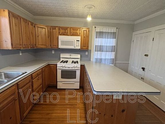 4th image of 27 Lilac Ln Unit 1