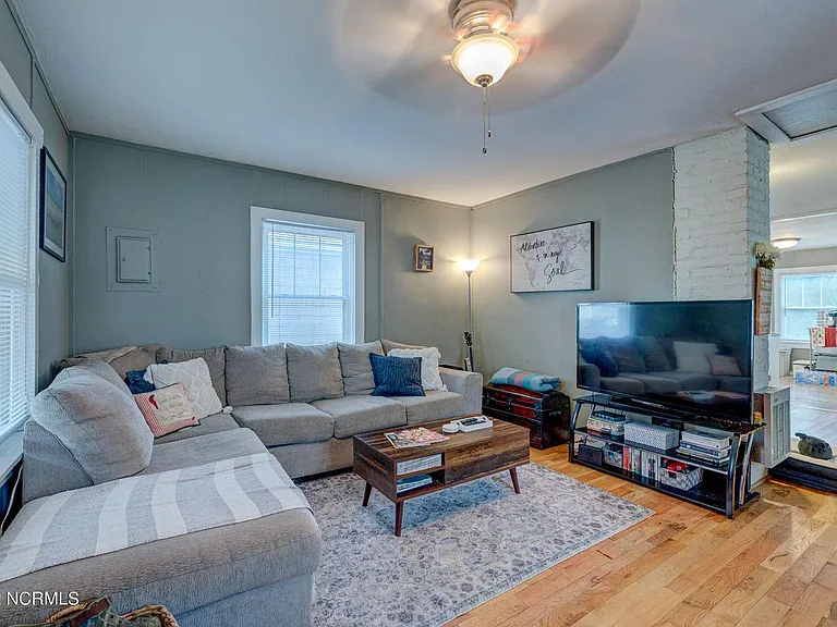 312 Queen St — Photo 11