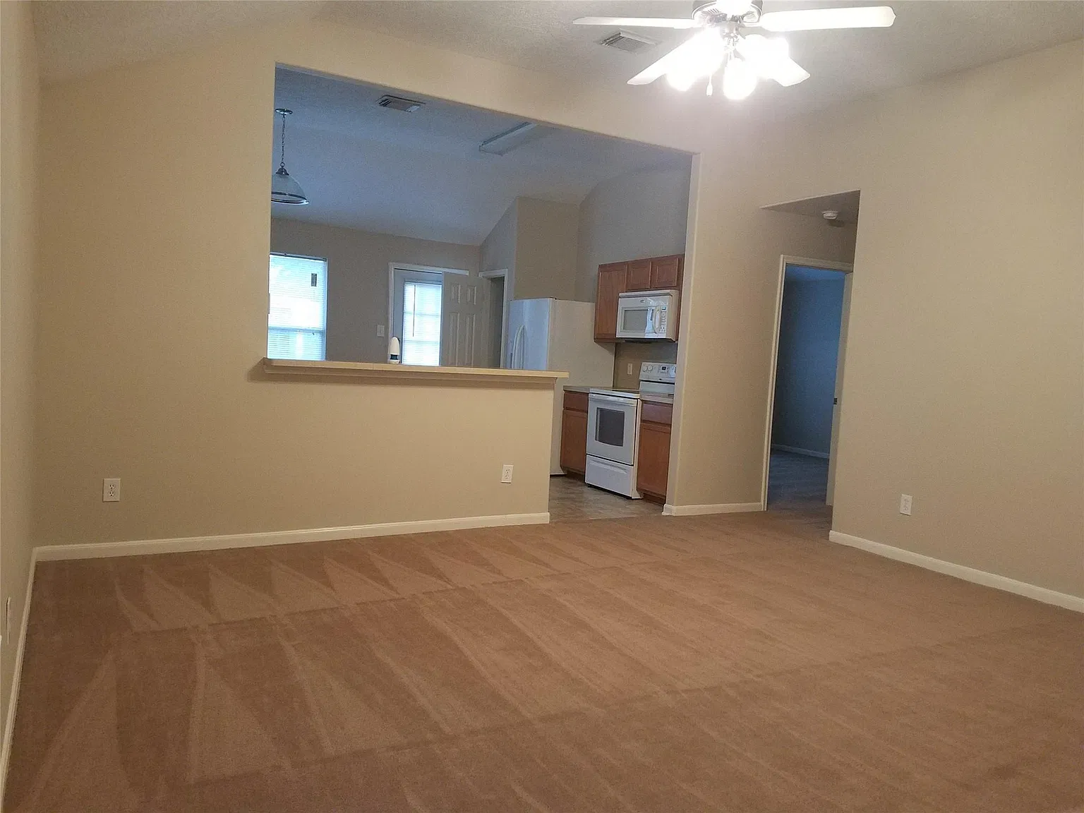 4 bed, 2.0 bath, 1328 sqft, $1,600 — Photo 2
