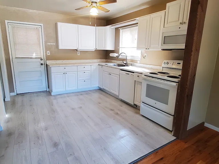 1013 Florence Ave — Photo 6