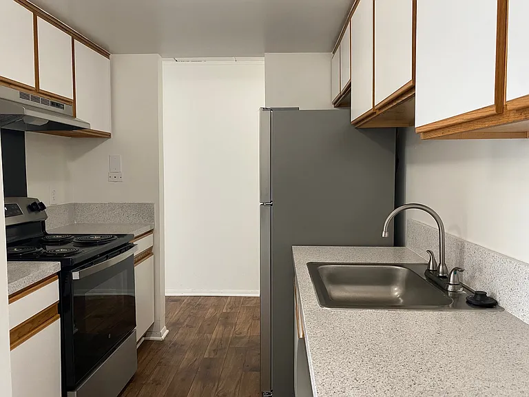 Palms East Apartments — Photo 28