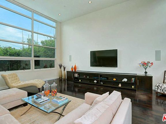 2nd image of 704 Huntley Dr #102
