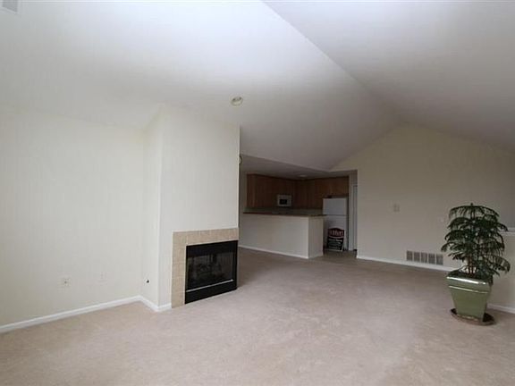 5th image of 3144 Primrose Ln #176