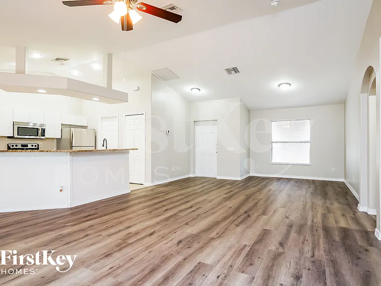 4028 NE 10th Pl — Photo 3