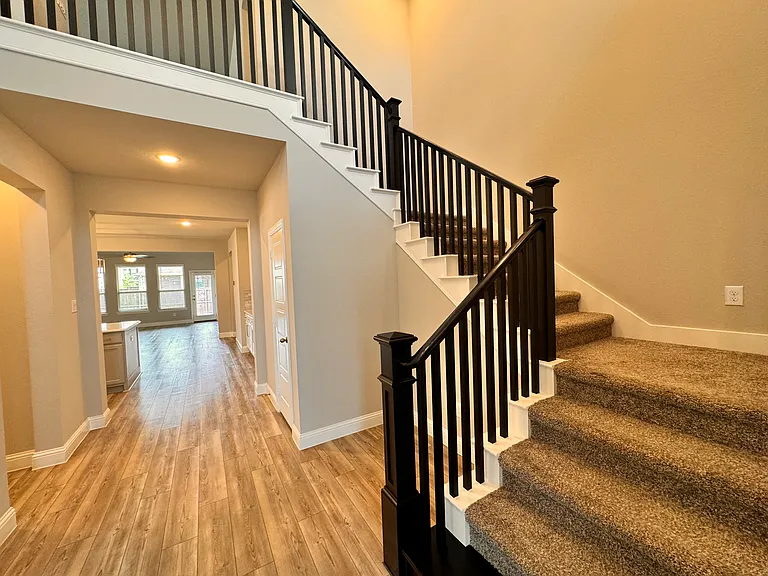 1091 Putnam Dr — Photo 4