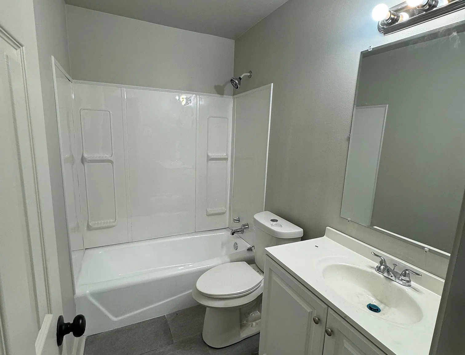 5 bed, 2600 sqft, $2,200 — Photo 3