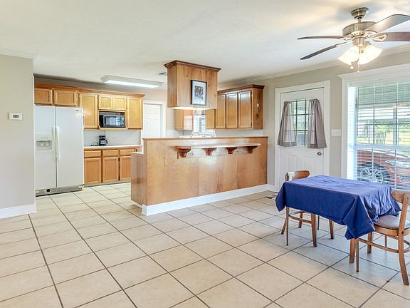 4th image of 132 Thomas Ln