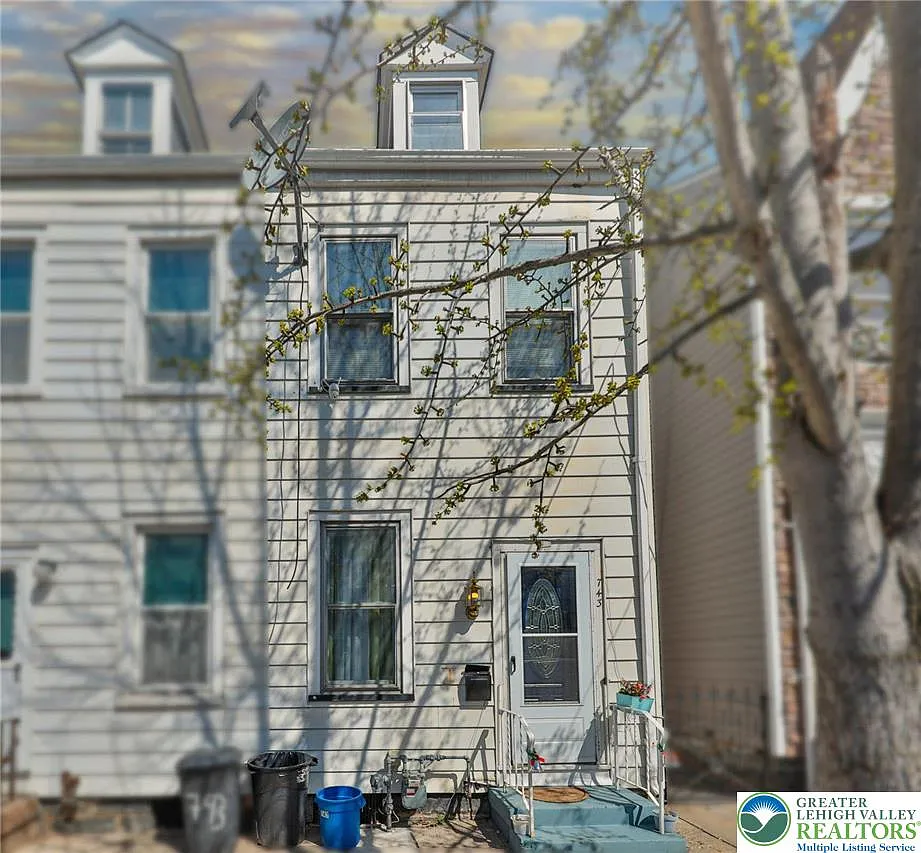 743 Washington St photo 1