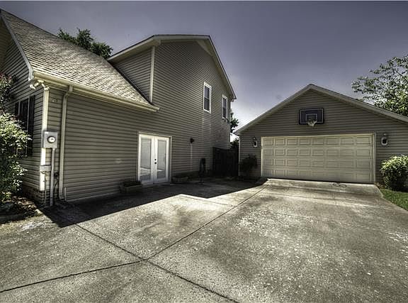 2nd image of 302 Hamblen Ct