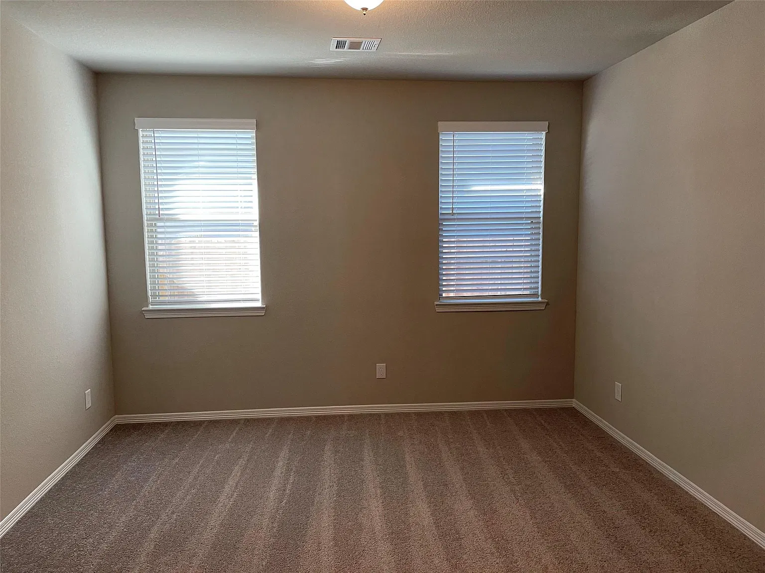 3 bed, 3.0 bath, 2017 sqft, $2,050 — Photo 3