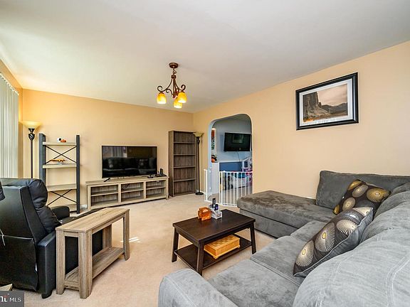 4th image of 136 Tulip St