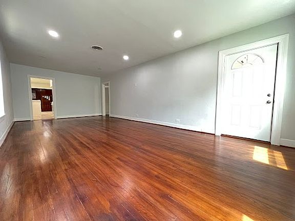 4th image of 2420 White Oak Dr