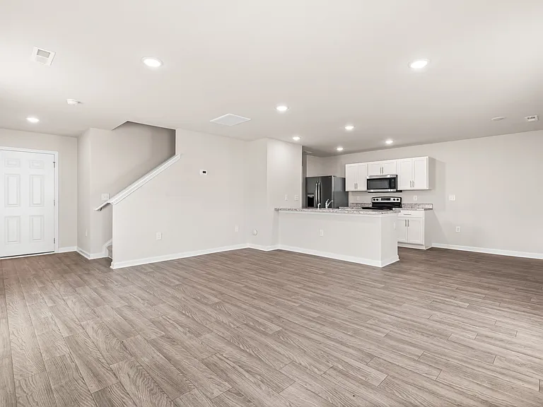 140 Lillian Ln — Photo 9