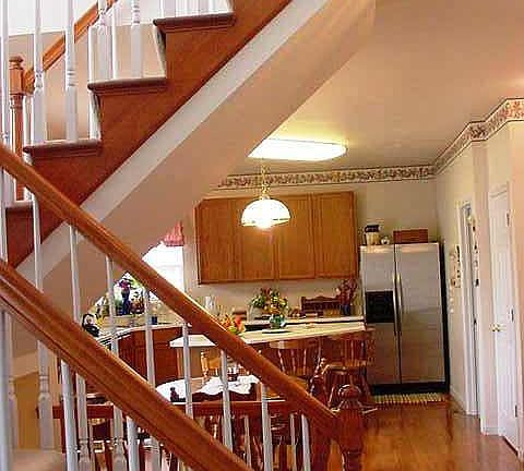 Open flr. plan 2-story...kitchen has 42" cabinets, center isle., hardwood flrs