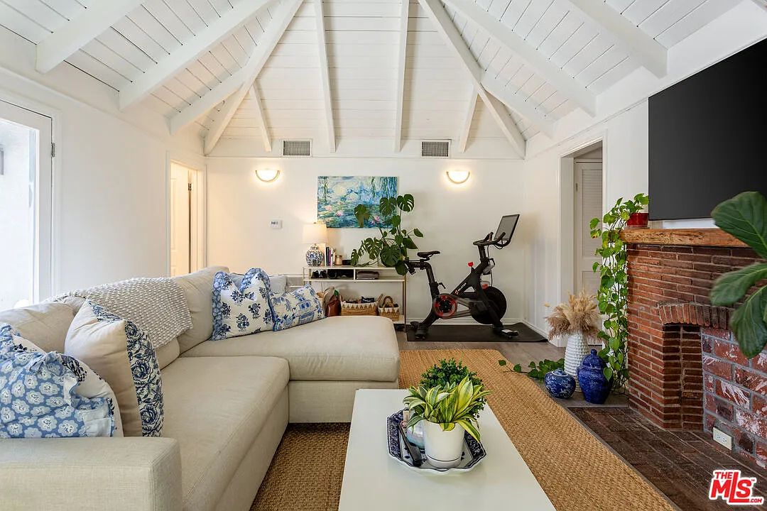 1 bed, 1.0 bath, 1000 sqft, $5,000 — Photo 3