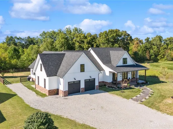 213 Parker Place Dr, Blanchester, OH 45107