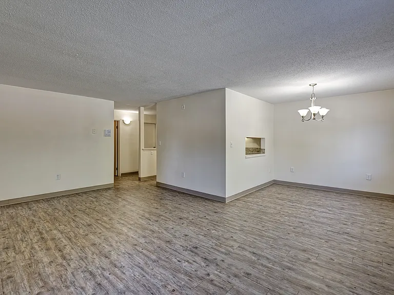 Woodland Apartments — Photo 12
