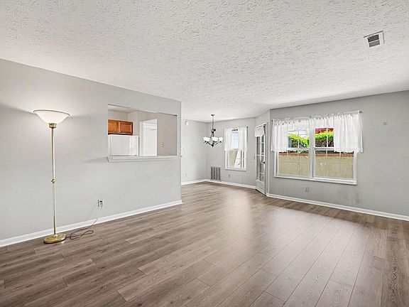 5th image of 16 Meadow Ln Suite 4