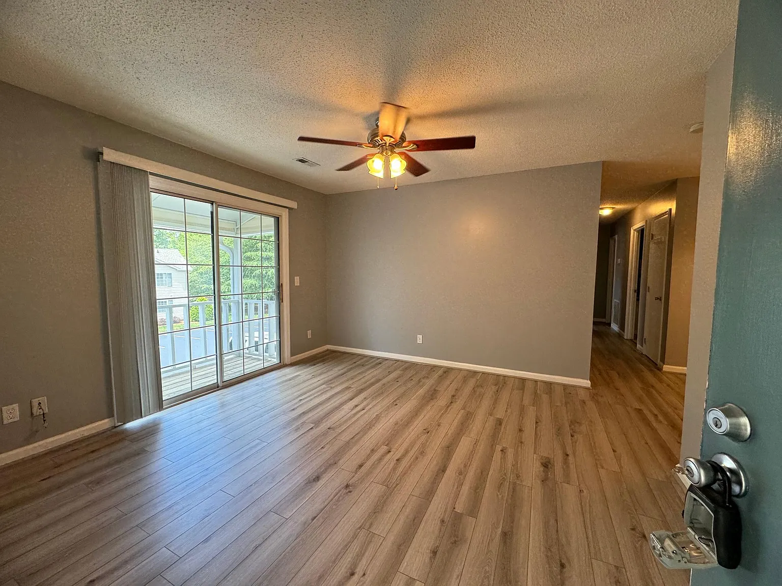 2 bed, 900 sqft, $999 — Photo 2
