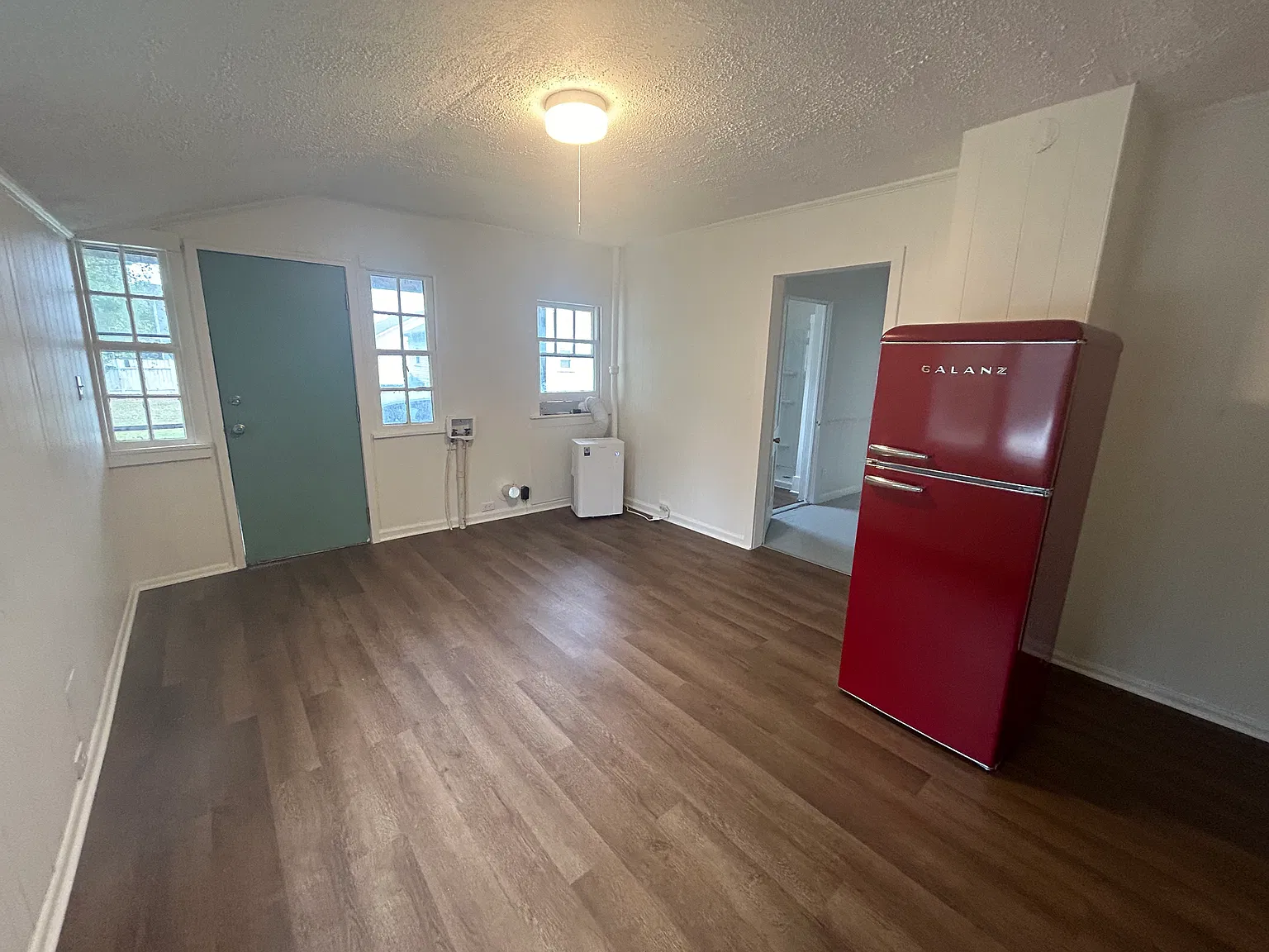 2 bed, 750 sqft, $900 — Photo 2