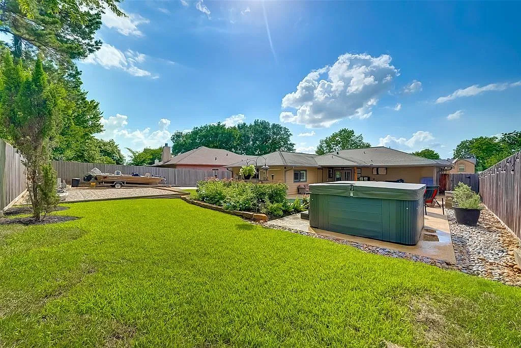3 bed, 2.0 bath, 1807 sqft, $2,995 — Photo 2