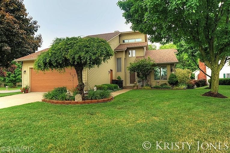 2nd image of 1634 Bluegrass Ct SE