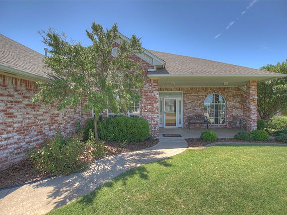 3rd image of 1324 SW 116th Ter