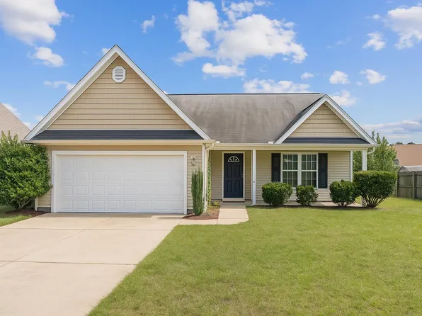 2513 Hunting Bow Dr, Hope Mills, NC 28348