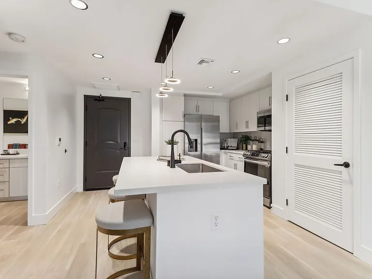 Begonia Place Luxury Apartments — Photo 8