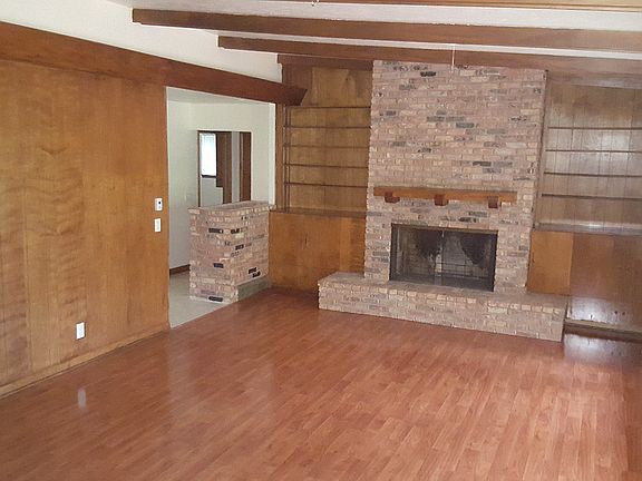 3rd image of 414 Lynda Ln