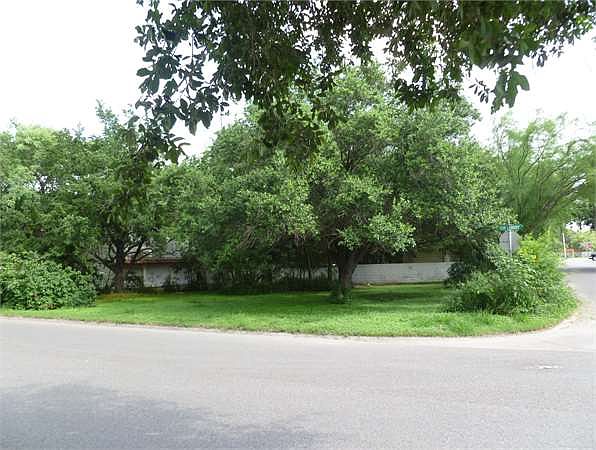1st image of 900 E Tom Landry St