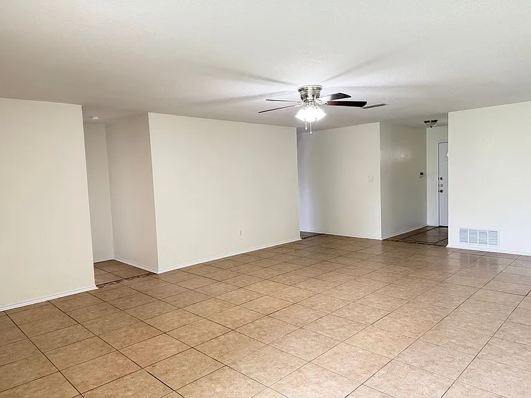 2602 Bigleaf Dr — Photo 3