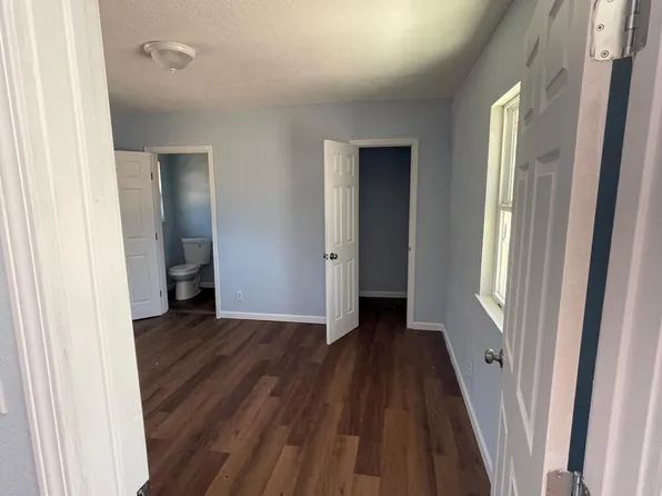 1211 S Navarro St #1, Victoria, TX 77901