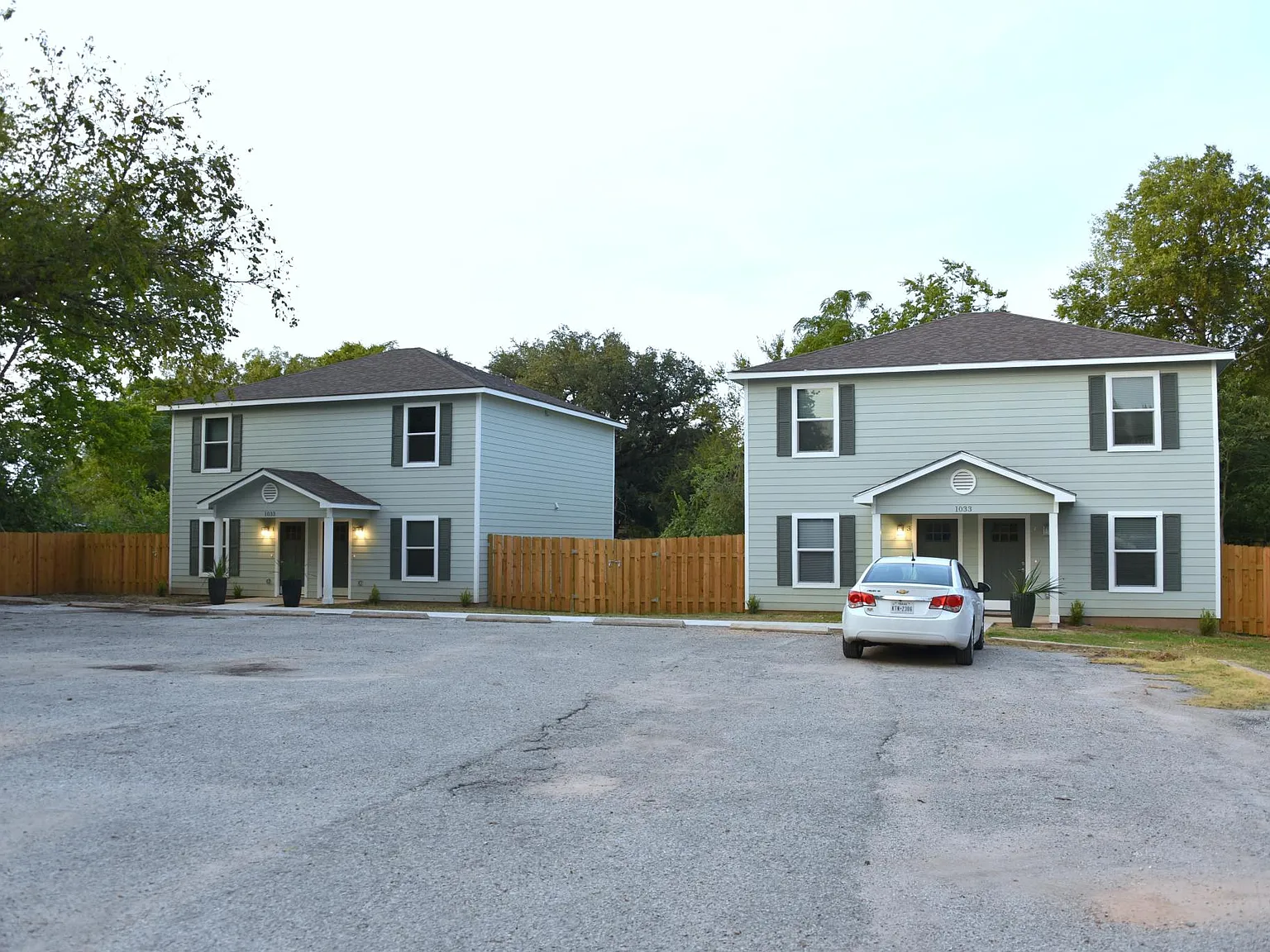 1033 E Milam St — Photo 3