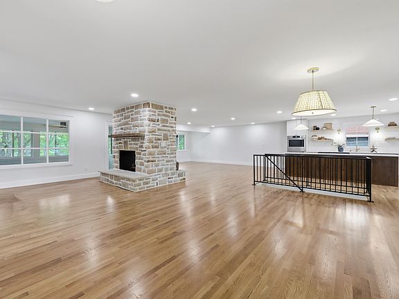 5th image of 883 Edgewater Dr