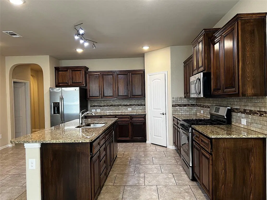 4 bed, 2070 sqft, $2,800 — Photo 4
