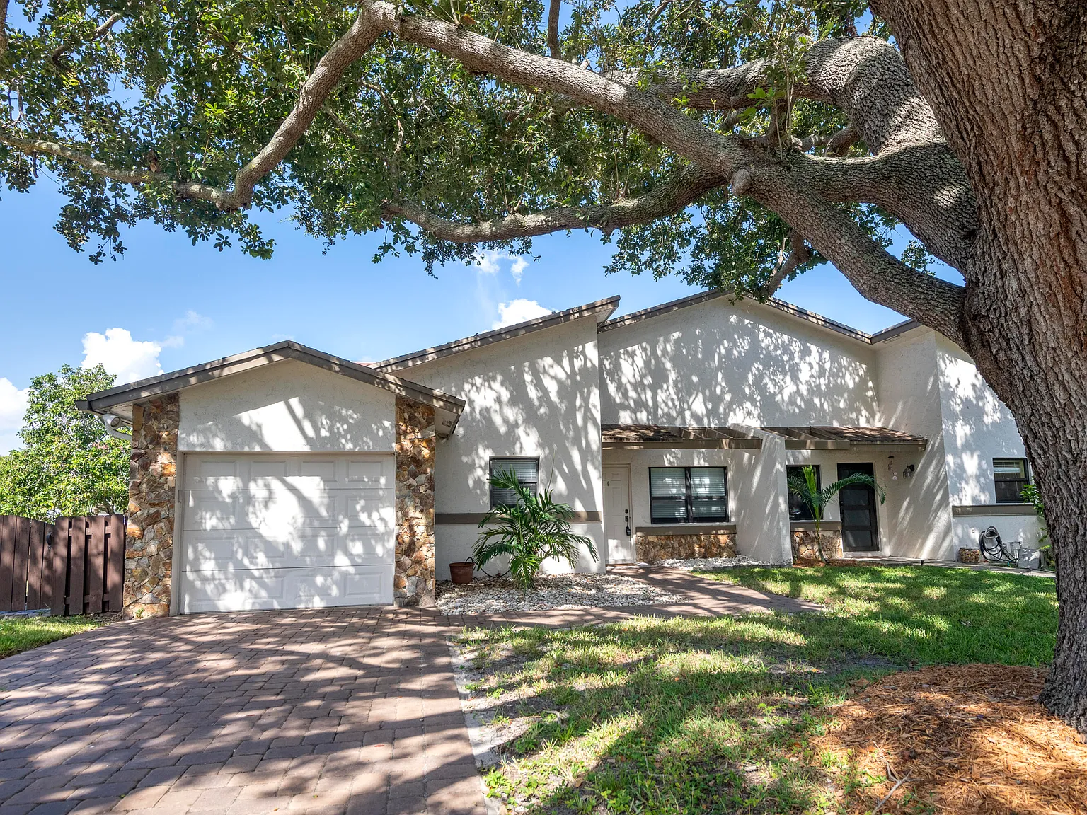 2 bed, 2.0 bath, 1583 sqft, $2,800 — Photo 1