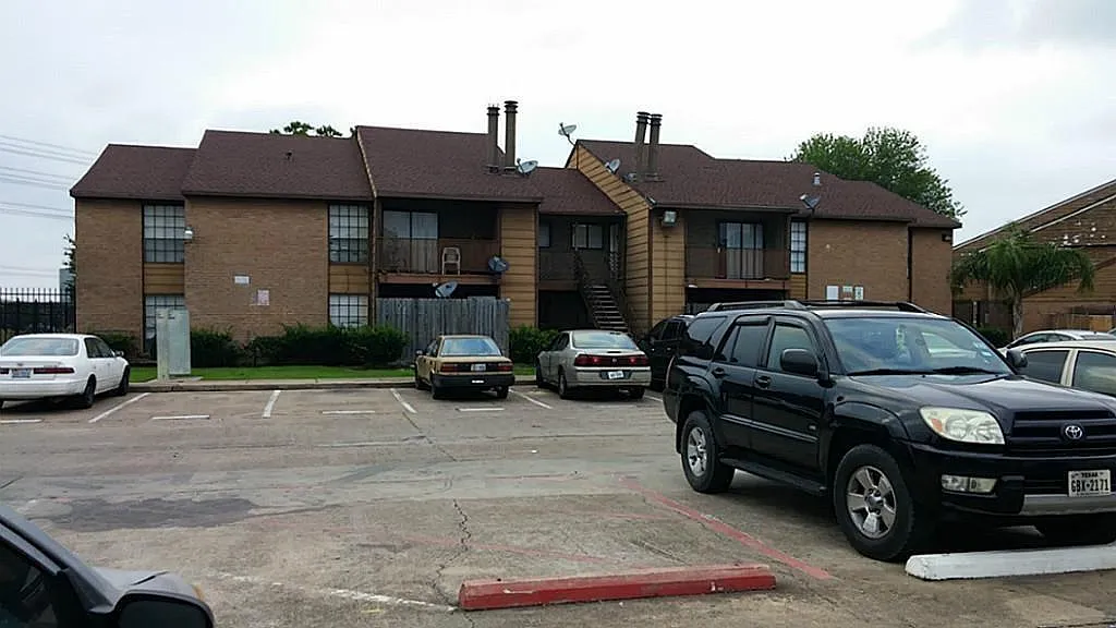 9090 S Braeswood Blvd — Photo 2