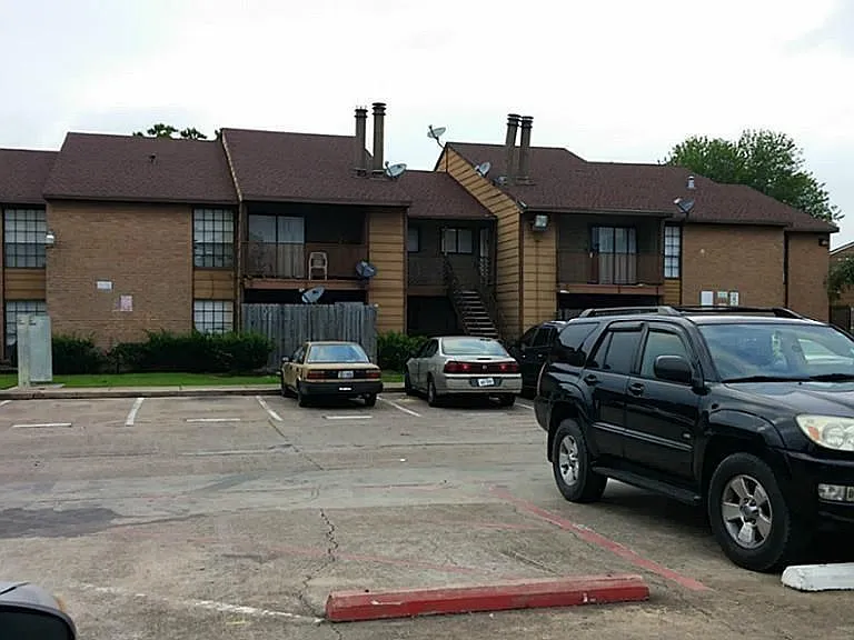 9090 S Braeswood Blvd — Photo 2
