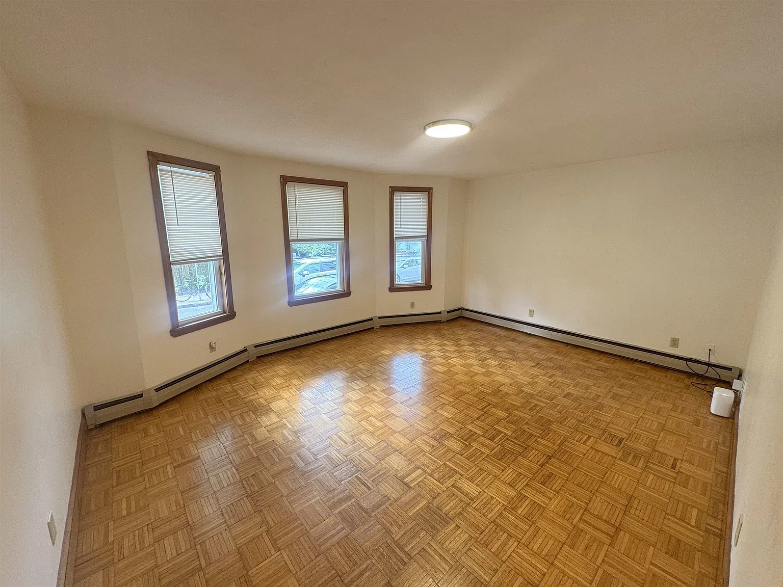4 bed, 1000 sqft, $4,000 — Photo 2