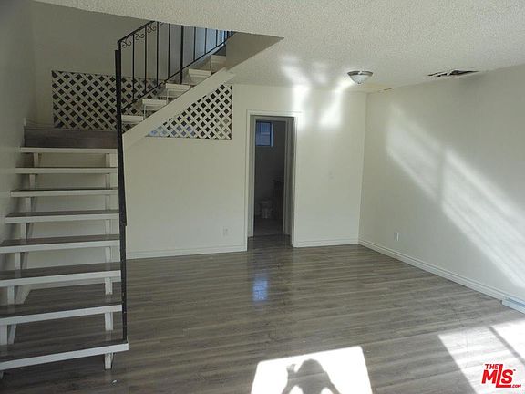 5th image of 8836 Tobias Ave