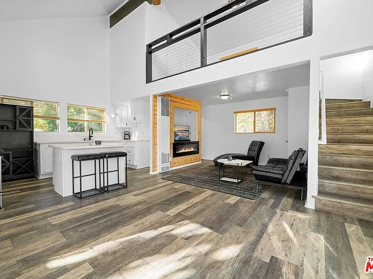 993 Cameron Dr — Photo 12
